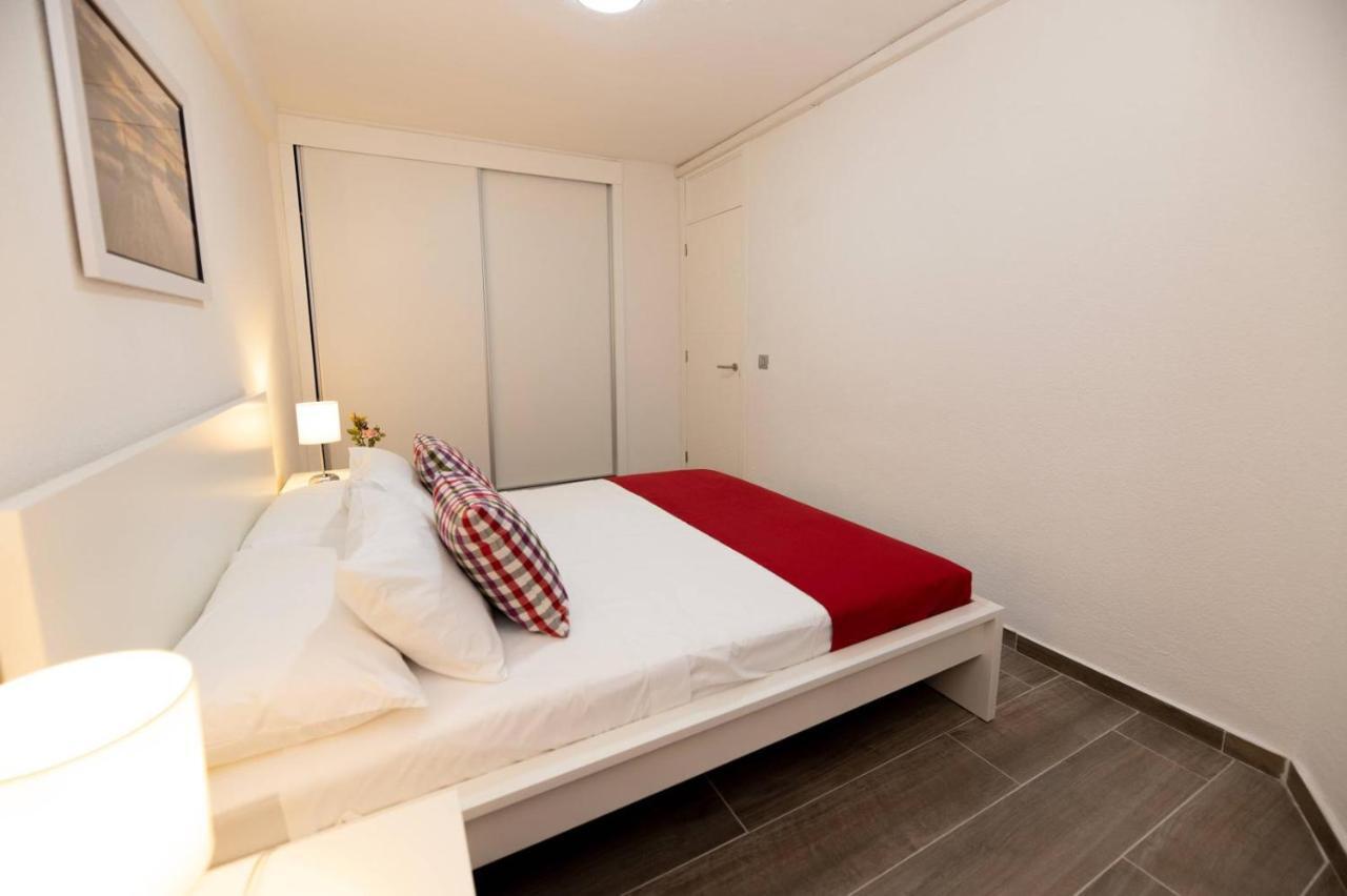 Modern With Pool And Wifi Playa Feñabe